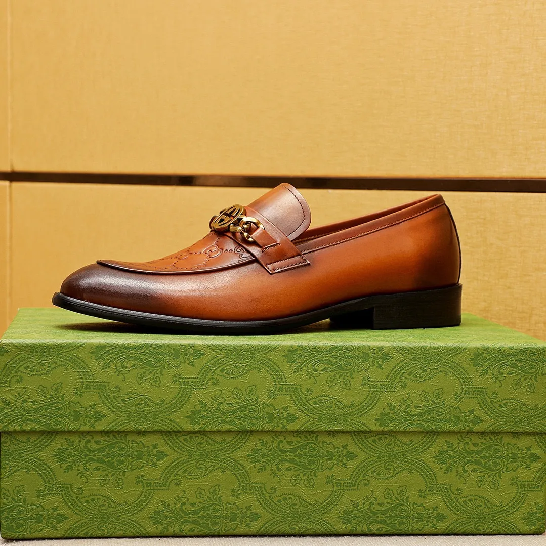 Men's shoes 💰400 💐 Product trademark: GUCCI "Gucci" casual leather shoes Regular size: 39-44 (38.45.46🉑️Customized) Product materials: Selected imported first-layer calfskin embossed upper + original hardware buckle, imported 🐑 sheepskin lining. Strong three-dimensional visual effect, combined outsole Color: 2⃣️colors available